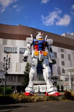 Gundam Figur vor Einkaufszentrum DiverCity Tokyo Plaza in Odaiba in Tokio