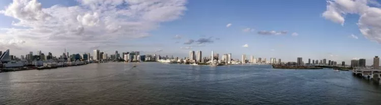 Panorama von Tokio von der Rainbow Bridge in Odaiba