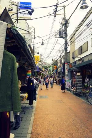 Einkaufsstraße in der Tokyoter Unterstadt im Gebiet der Yanesen in Tokio