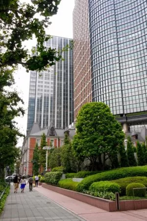 Kolonialbau von Mitsubishi vor Hochhäusern in Marunouchi in Tokio