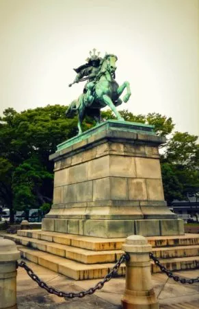Denkmal eines Samurai in der Parkanlage in Marunouchi in Tokio