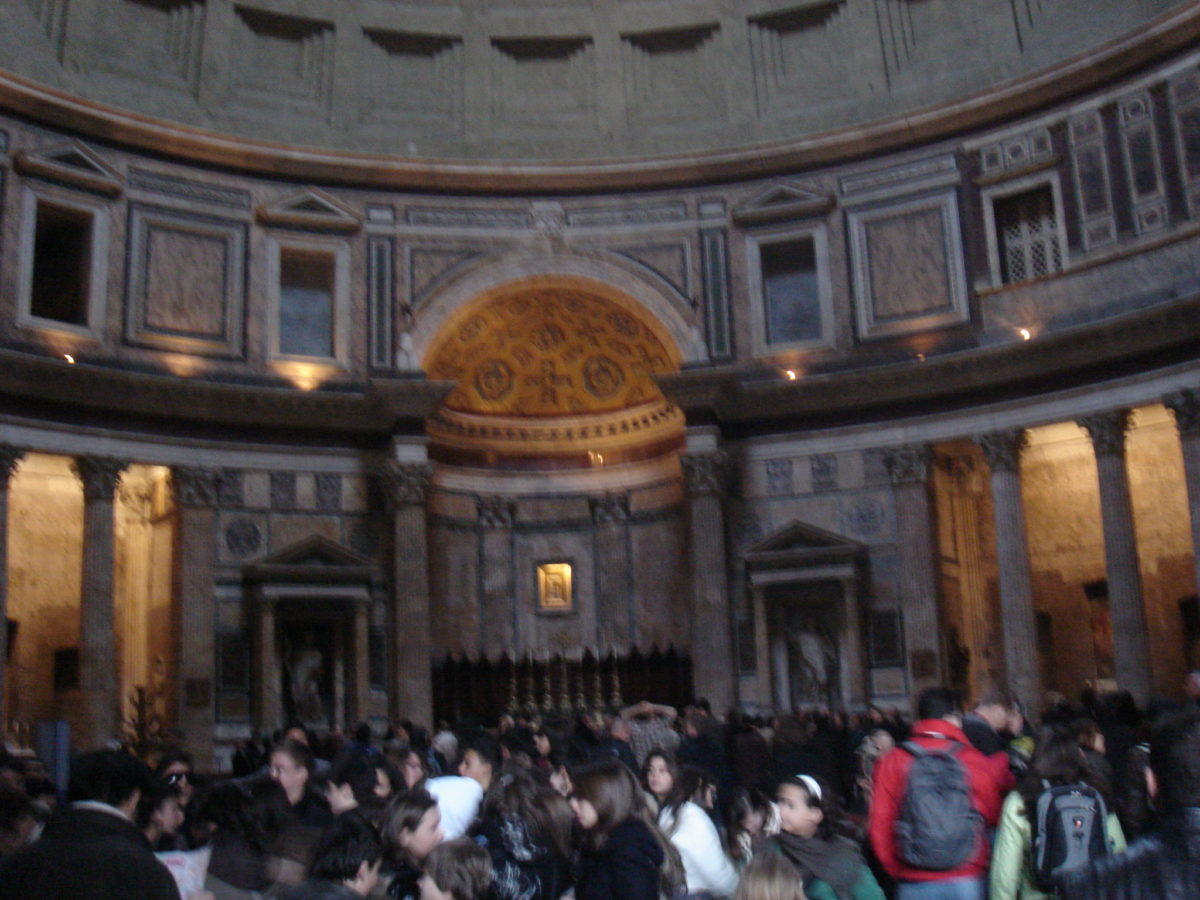 Im Pantheon in Rom. Überfüllt wie fast alles.