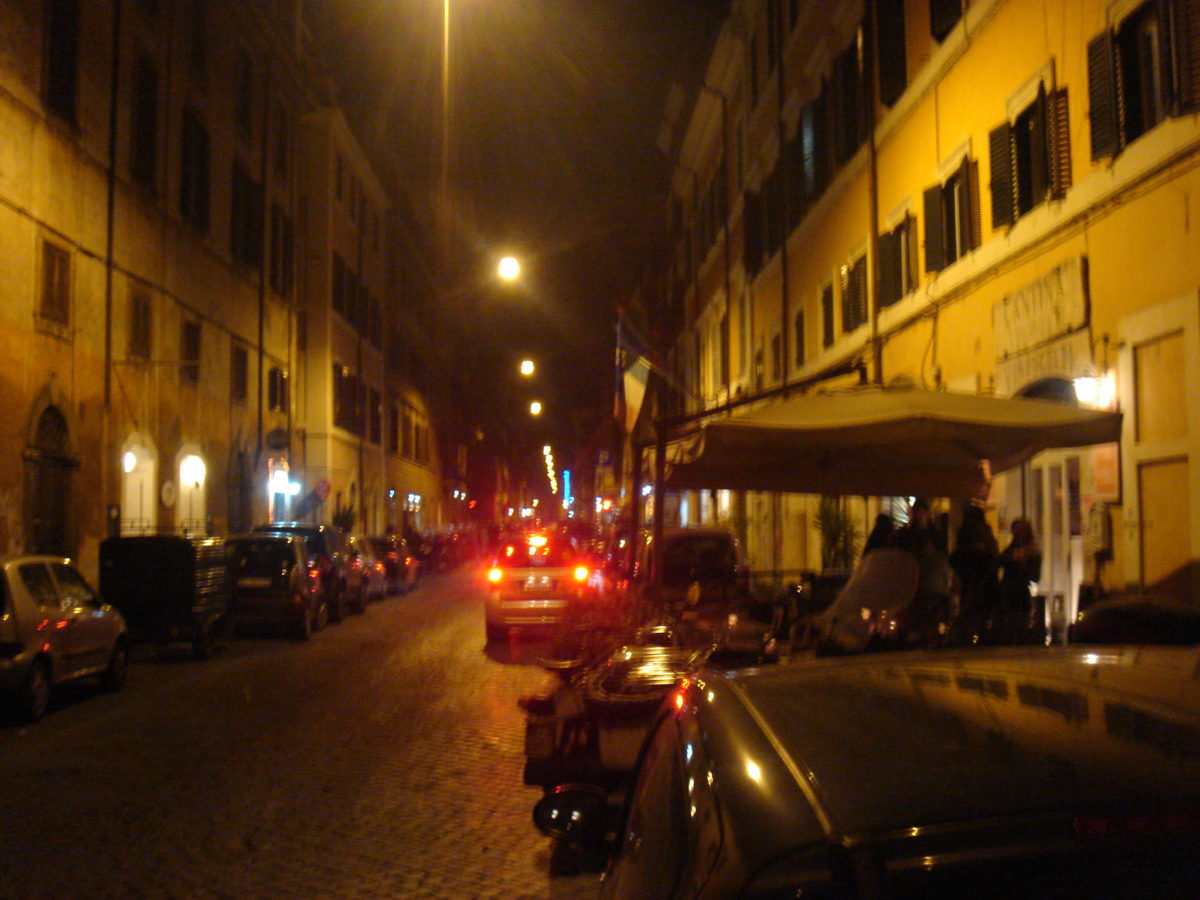 Das Studentenviertel bei Nacht...teuer und belebt.