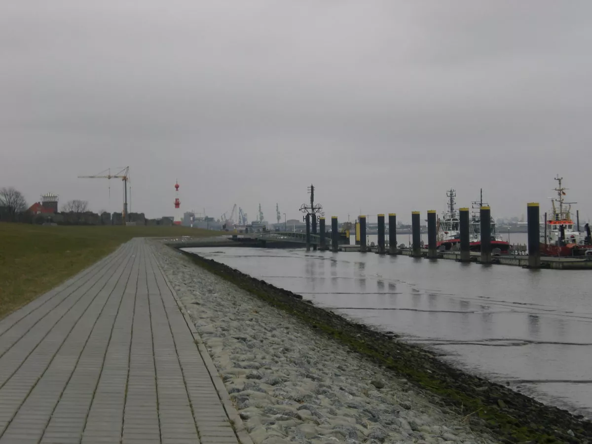 Hinter dem Deich in der "Innenstadt " von Bremerhaven. Grau, grauer, am grauesten...aber dafür frische Luft
