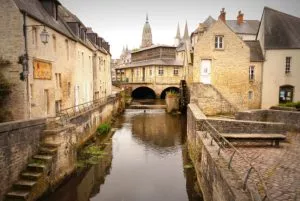 Fluss L'Aure in Bayeux mit Kathedrale