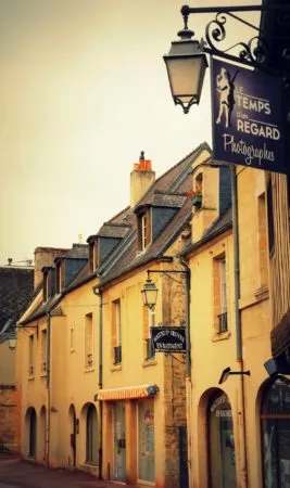 Alte Häuserfront in Bayeux