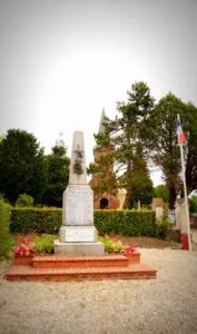 Gedenktafel an der Kirche von Beuvron-en-Auge in Frankreich
