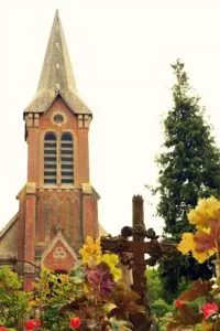 Kirche mit Kreuz in Beuvron-en-Auge in Frankreich