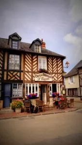 Kleines Cafe in Beuvron-en-Auge in Frankreich