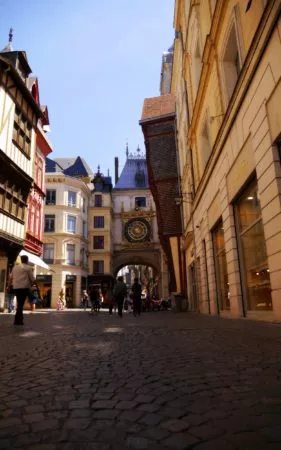 Durchgang unter dem Uhrenturm Le Gros-Horloge in Rouen