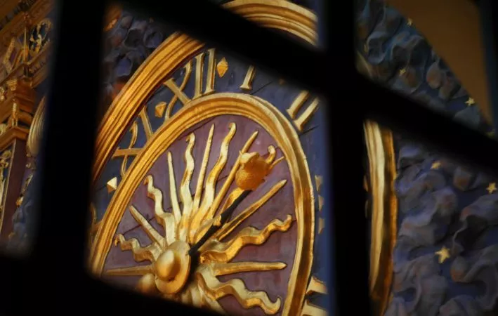 Zeiger der Uhr des Uhrenturm Le Gros-Horloge mit dem Wappentier von Rouen, einem Schaf