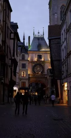 Uhrenturm Le Gros-Horloge von Rouen am Abend