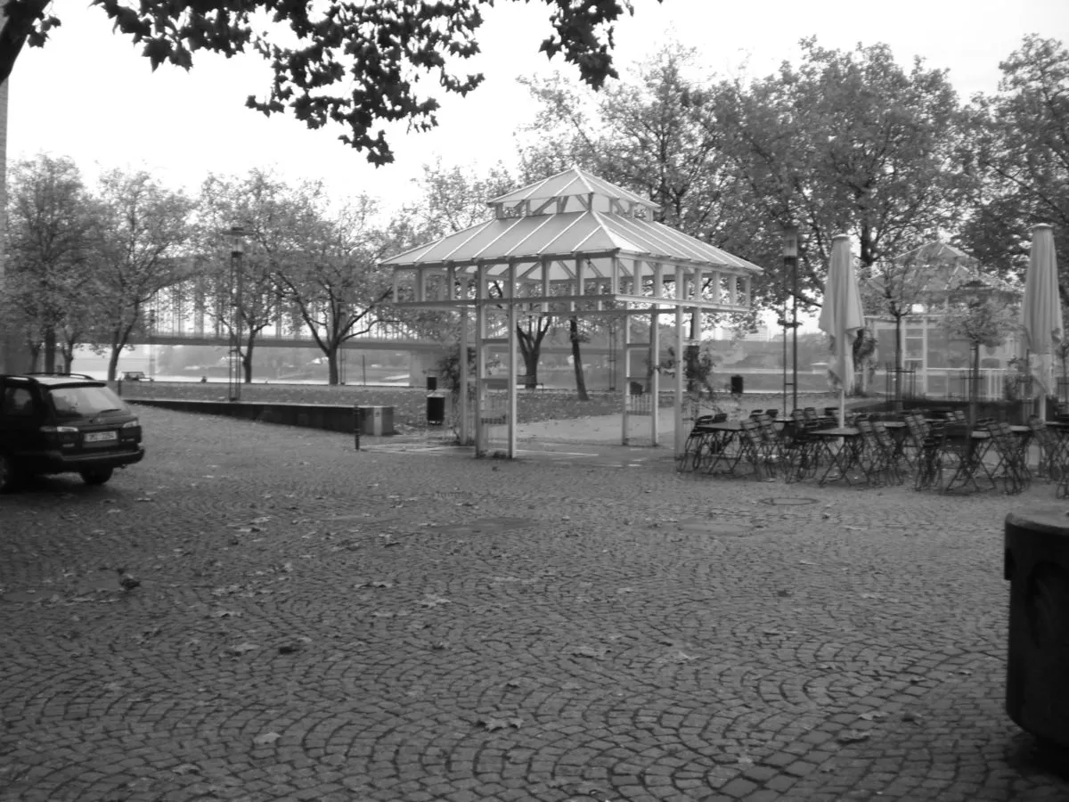 Auf dem Bild sieht man einen Pavillon an der Rheinpromenade