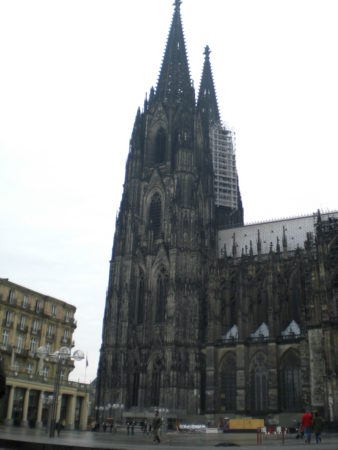 Der Kölner Dom von der Domplatte aus gesehen, an einem regnerischen Tag