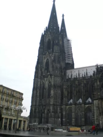 Der Kölner Dom von der Domplatte aus gesehen, an einem regnerischen Tag