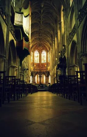Hauptschiff der Kirche Saint Pierre in Caen