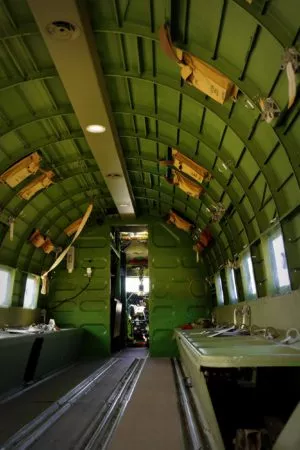 Innenraum einer Douglas C-47 aus dem 2. Weltkrieg