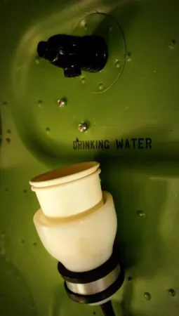 Wasserspender in einer Douglas C-47