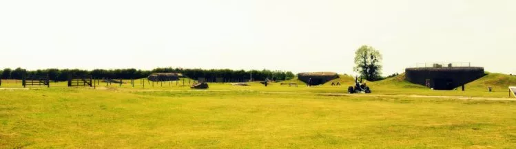Panorama mit Bunker von der Artilleriebatterie von Merville