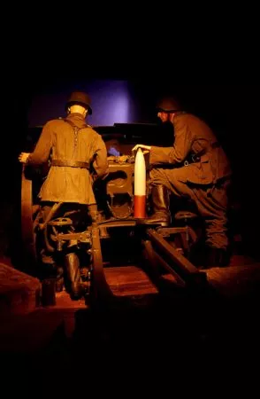 Deutsche Soldaten an einem Geschütz in der Artilleriebatterie von Merville