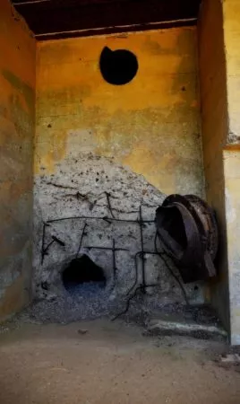 Loch von einem Granateneinschlag in einem Bunker aus dem 2. Weltkrieg