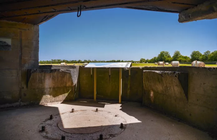 Geschützstellung in einem Bunker aus dem 2. Weltkrieg