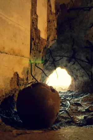 Reste einer eingeschlagenen Granate in einem Bunker aus dem 2. Weltkrieg