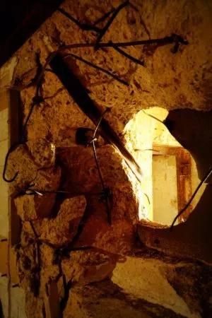 Zerstörte Bunkerwand in einem Bunker aus dem 2. Weltkrieg