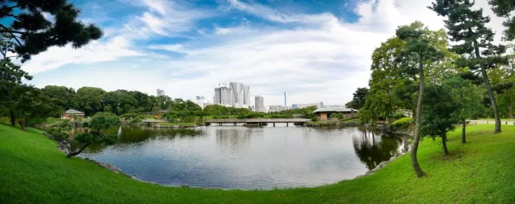 Teich in einem japanischen Garten mit Skyline von Tokio