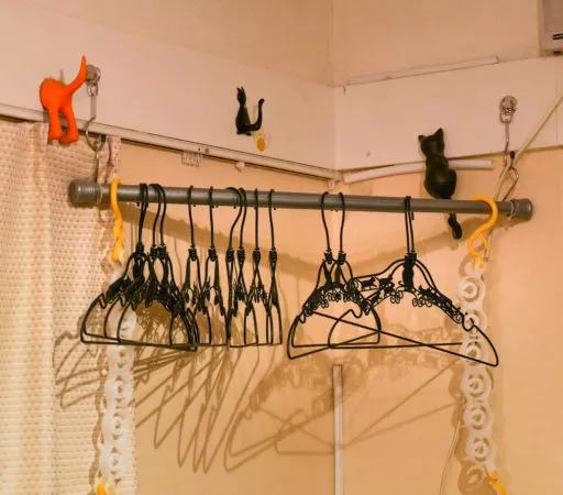 Garderobe in einem Katzencafe