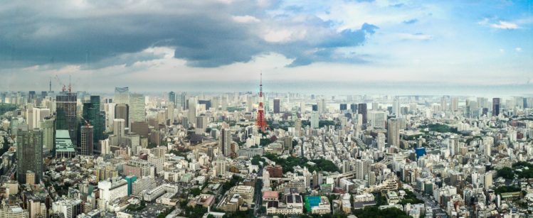 Tokyo Tower bei Tag mit Panorama von Tokio