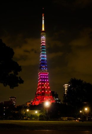 Tokyo Tower bei Nacht in bunten Farben