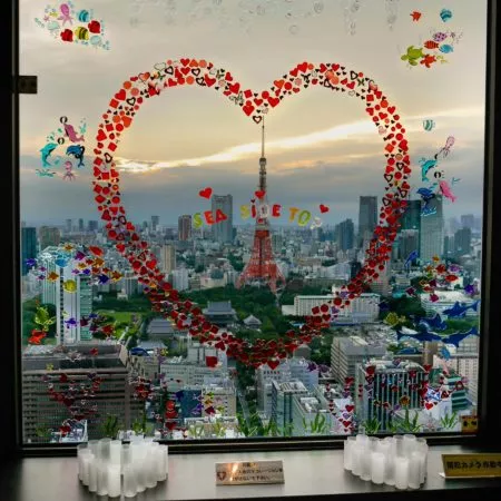 Tokyo Tower mit Herz am Fenster