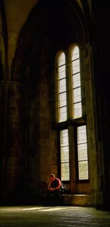 Saal mit einem hohen Doppelfenster in der Abtei Mont-Saint-Michel