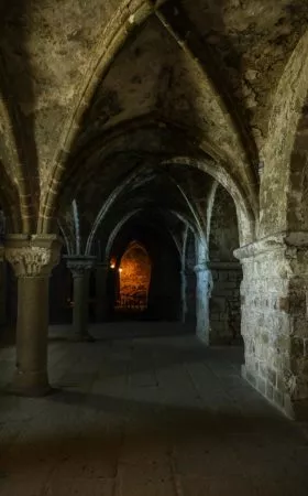 Gewölbe mit Rundbögen in der Abtei Mont-Saint-Michel