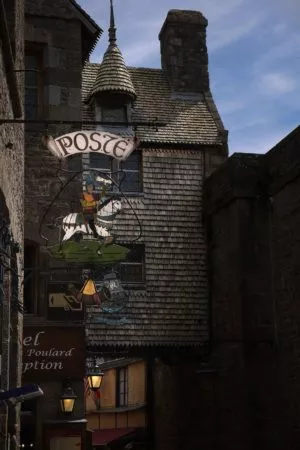 Altes Postschild in Le Mont-Saint-Michel