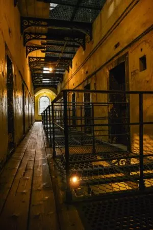 Zellentrakt im Kilmainham Gefängnis in Dublin