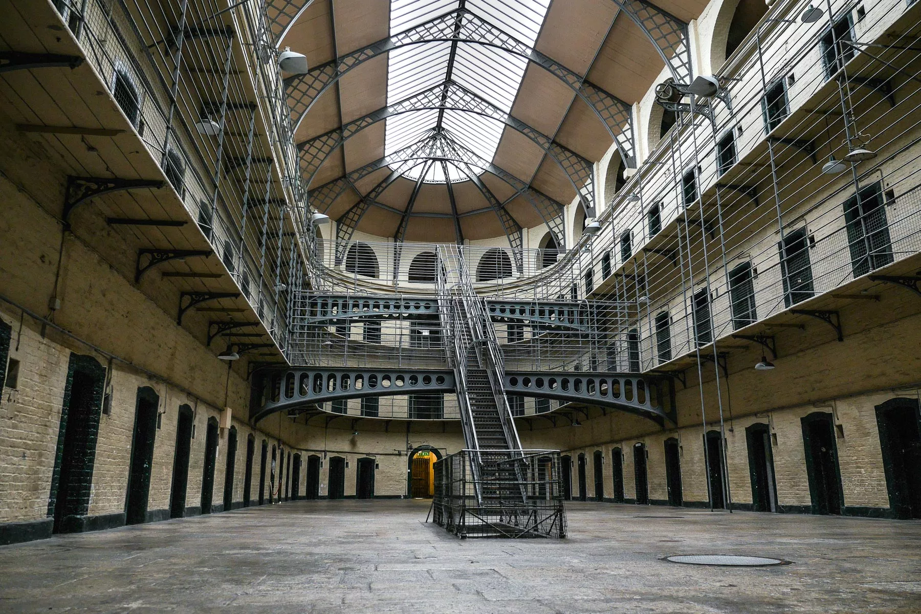 Lichthof mit Gefängniszellen im Kilmainham Gefängnis in Dublin