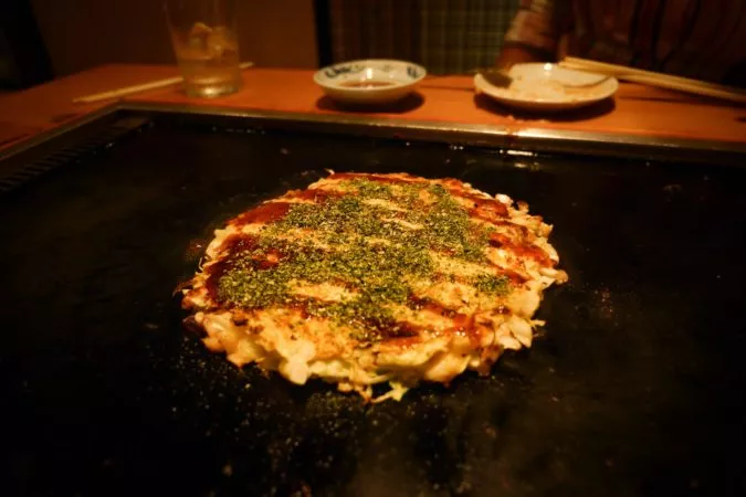 gebratenes Okonomiyaki auf einer Heizplatte