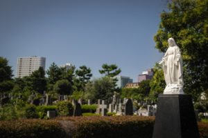 Christliches Grab auf dem Aoyama Friedhof in Tokio