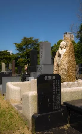 Buddhastatue auf dem Aoyama Friedhof