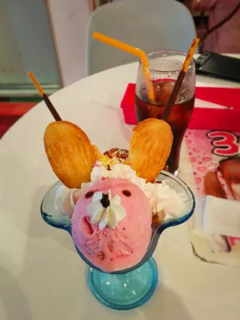 Eisbecher in Form einer Maus mit Erdbeereis