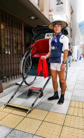 Rikschafahrer mit Rikscha in Tokio