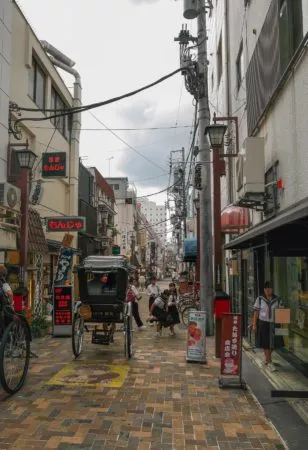 Rikscha in einer schmalen Straße in Asakusa