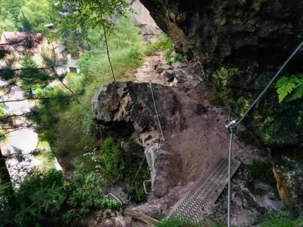 Eisenbrücke, Eisentritte und Stahlseil am Klettersteig
