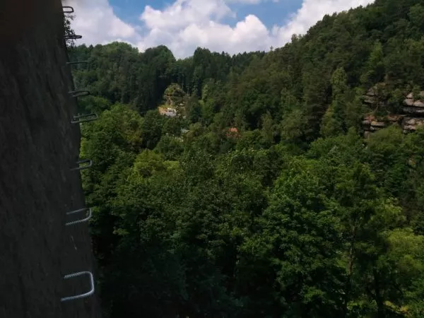 Eisen im Klettersteig mit Blick in grünes Tal