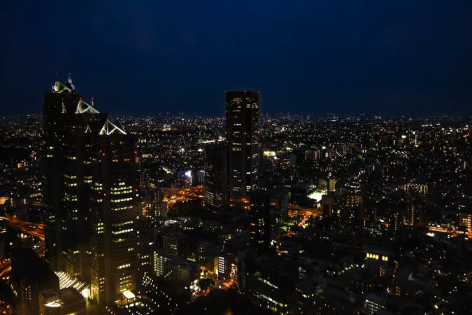 Panorama von Tokio bei Nacht vom Rathaus