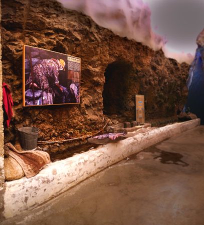 künstlicher Wasserlauf in Museum mit Bild einer Frau die Wäsche wäscht