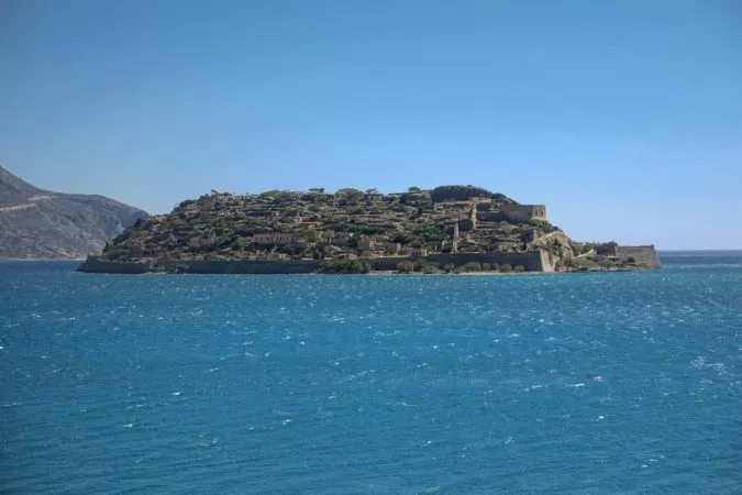 Insel Spinalonga von Meer aus gesehen