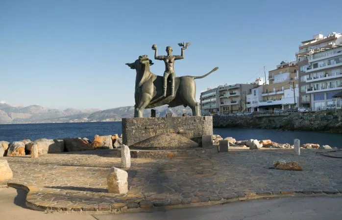 Statue von Europa mit Zeus als Stier aus Metall